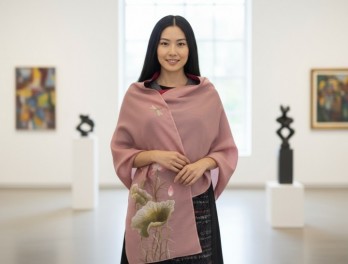 Khăn lụa Việt Nam cao cấp: Quà tặng di sản thêu tay độc bản